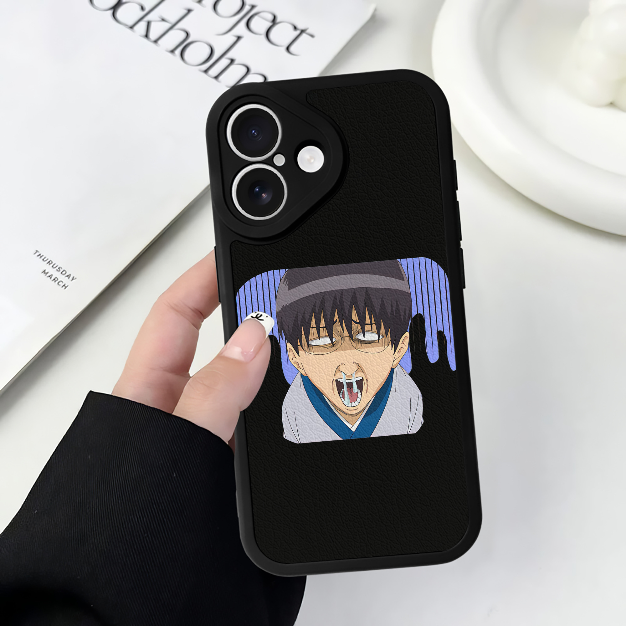 （画像用） ぎんたま 坂田銀時（さかたぎんとき） 神楽 志村新八（しむら しんぱち） GINTAMA Sakata Gintoki Kagura Shimura Shinpachi 【iPhone 16シリーズ対応】シリコンスマホケース（レザー調） 材質：シリコン